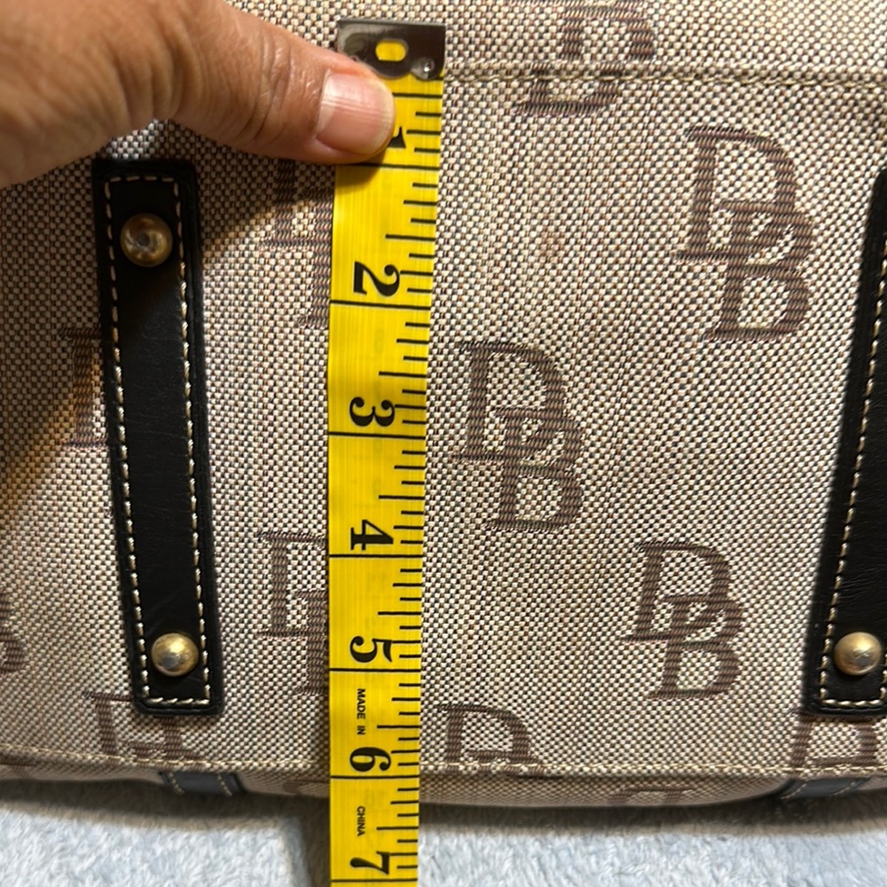 Dooney & Bourke Black and Tan Shoulder Bag with Classic Design - Picture 14 of 14
